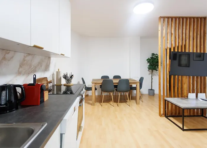 Cozy Family & Group Apartment - 15 Min To Center